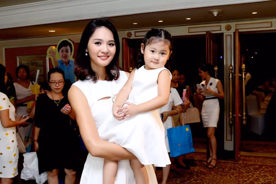 Hoa hậu Hương Giang dạy con tuổi khủng hoảng lên 3