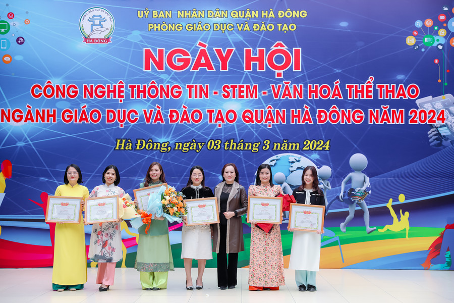Lãnh đạo Phòng GD&ĐT quận Hà Đông trao thưởng cho các tập thể, cá nhân xuất sắc. Lãnh đạo Phòng GD&ĐT quận Hà Đông trao thưởng cho các tập thể, cá nhân xuất sắc.