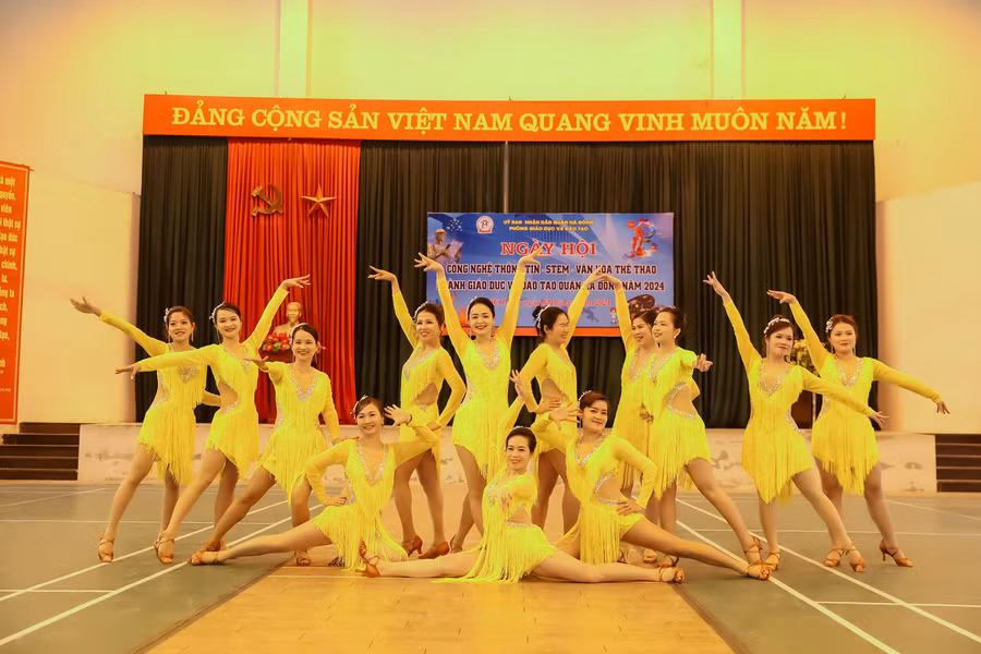 Màn thi Khiêu vũ của các cô giáo quận Hà Đông.