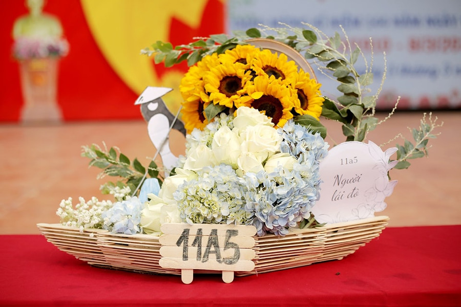 Sản phẩm của lớp 11A5 với tên gọi "Người lái đò". Sản phẩm của lớp 11A5 với tên gọi "Người lái đò".