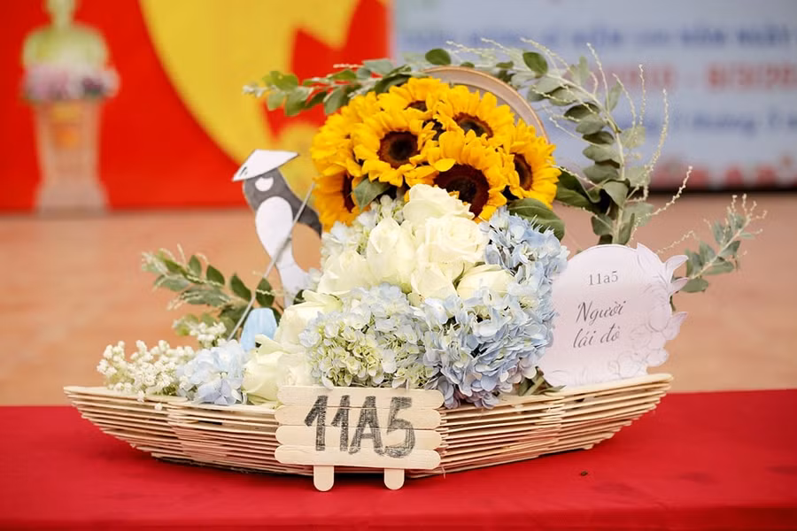 Sản phẩm của lớp 11A5 với tên gọi "Người lái đò".