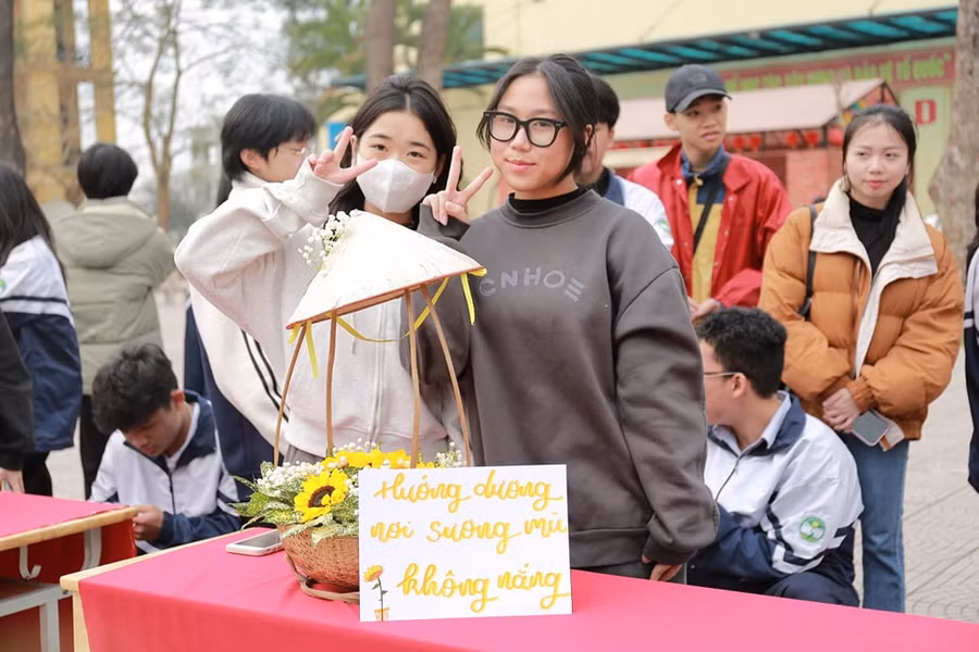 Các em học sinh mỗi lớp đều tham gia với tinh thần hào hứng.