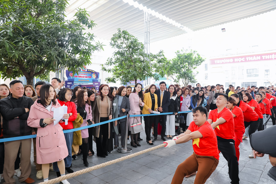 Các vận động viên hào hứng tham gia thi Kéo co. Các vận động viên hào hứng tham gia thi Kéo co.