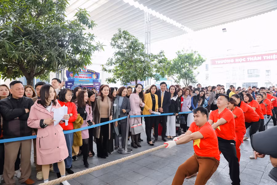 Các vận động viên hào hứng tham gia thi Kéo co.