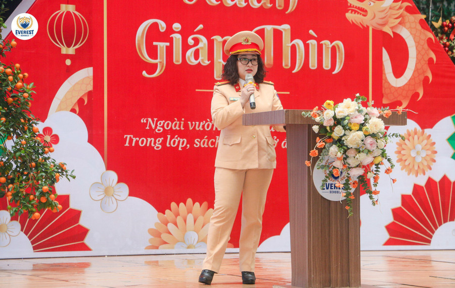 Trung tá Hoàng Ngọc Diệp - cán bộ Đội Cảnh sát giao thông trật tự, Công an quận Bắc Từ Liêm chia sẻ tại buổi tuyên truyền.