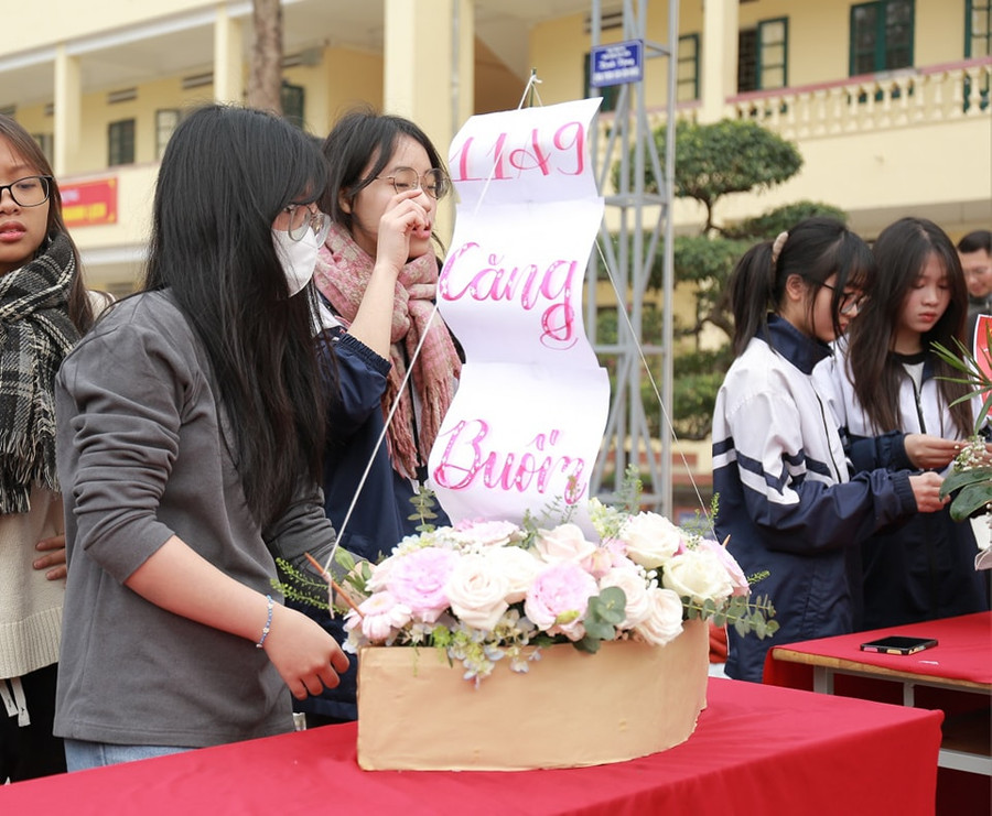 Lẵng hoa với chủ đề "Căng buồm" của lớp 11A9. Lẵng hoa với chủ đề "Căng buồm" của lớp 11A9.