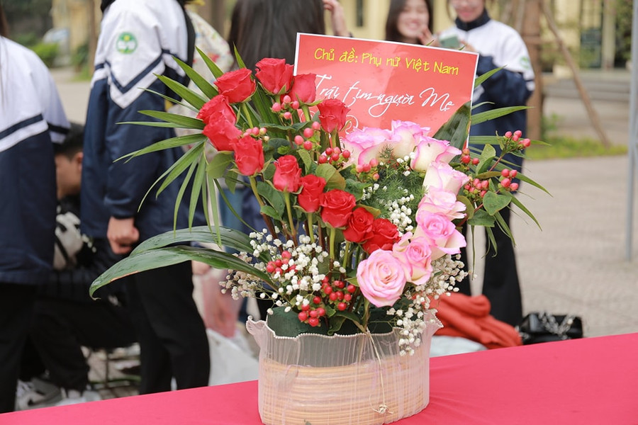 Hình ảnh về trái tim người mẹ được cách điệu bằng chất liệu hoa tươi rất ấn tượng. Hình ảnh về trái tim người mẹ được cách điệu bằng chất liệu hoa tươi rất ấn tượng.