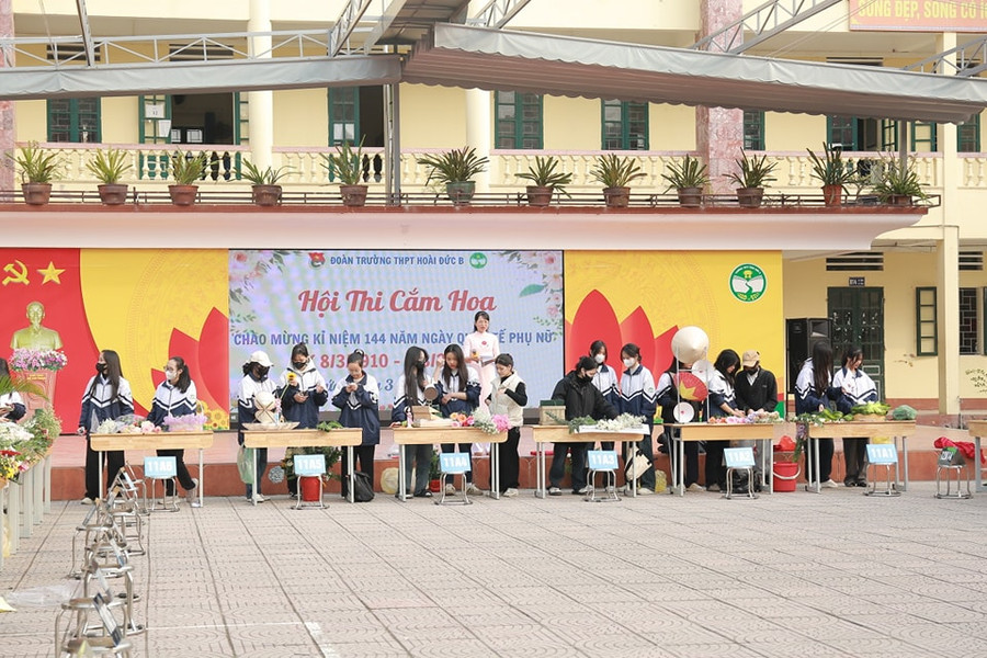 Mỗi đội thi gồm 3 thành viên và có bàn riêng để cắm hoa. Mỗi đội thi gồm 3 thành viên và có bàn riêng để cắm hoa.