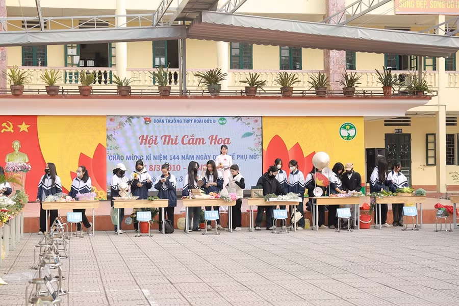 Mỗi đội thi gồm 3 thành viên và có bàn riêng để cắm hoa.