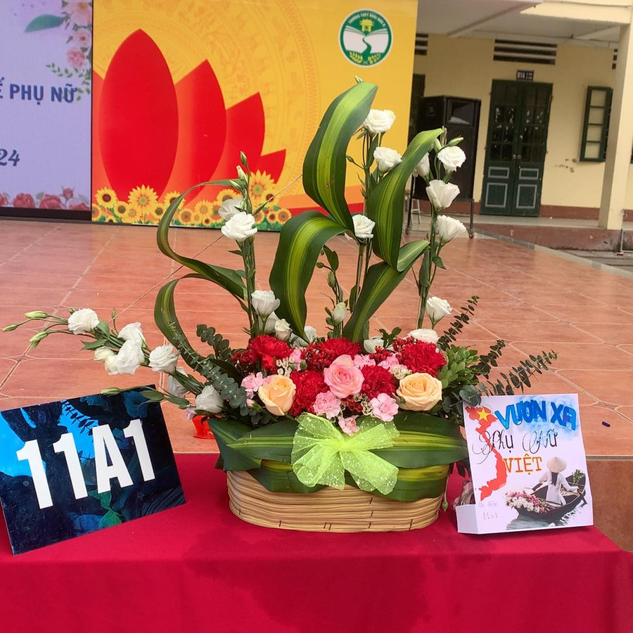 Lẵng hoa của lớp 11A1 với chủ đề "Vươn xa Phụ nữ Việt" khá ấn tượng. Lẵng hoa của lớp 11A1 với chủ đề "Vươn xa Phụ nữ Việt" khá ấn tượng.