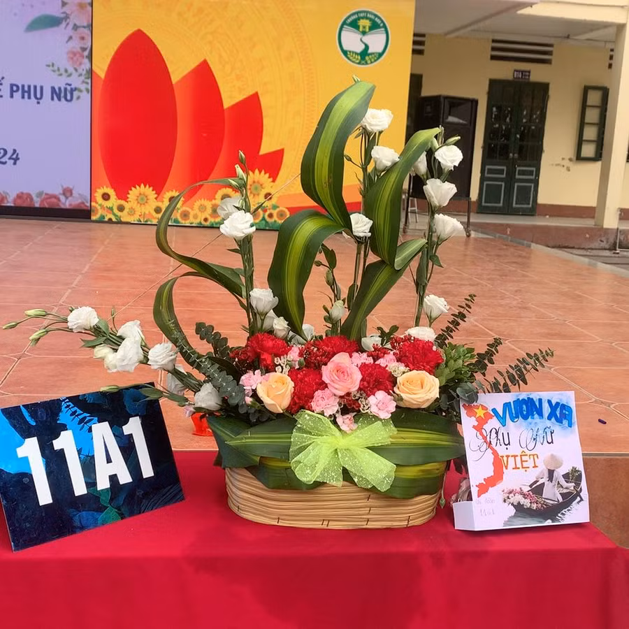 Lẵng hoa của lớp 11A1 với chủ đề "Vươn xa Phụ nữ Việt" khá ấn tượng.