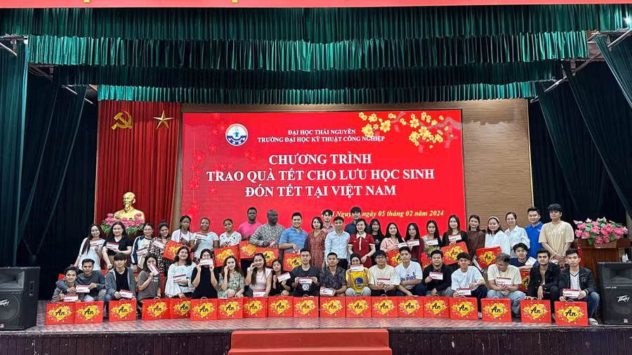 Trường Đại học Kỹ thuật Công nghiệp tặng quà Tết cho lưu học sinh.