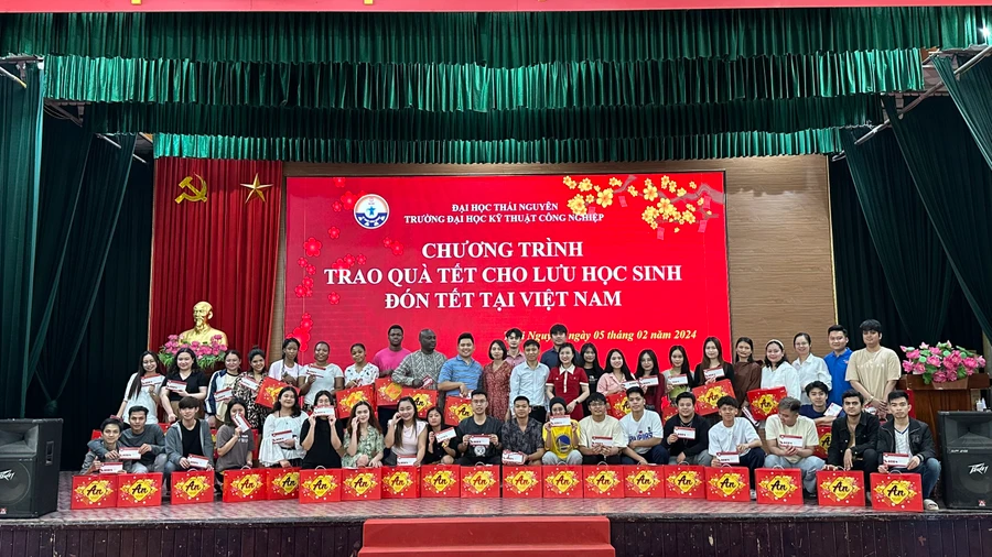 Trường Đại học Kỹ thuật Công nghiệp tặng quà Tết cho lưu học sinh.