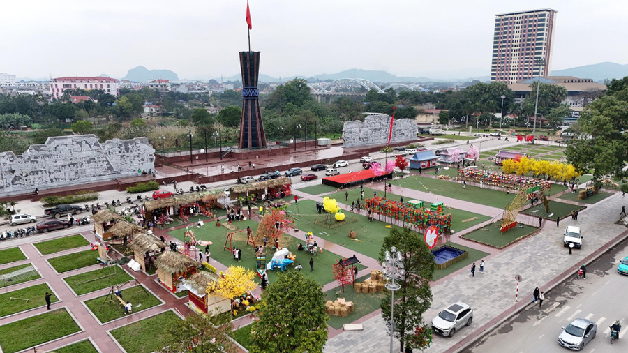 Không gian tết xưa với đa dạng các trò chơi dân gian tại Quảng trường Võ Nguyên Giáp. Không gian tết xưa với đa dạng các trò chơi dân gian tại Quảng trường Võ Nguyên Giáp.