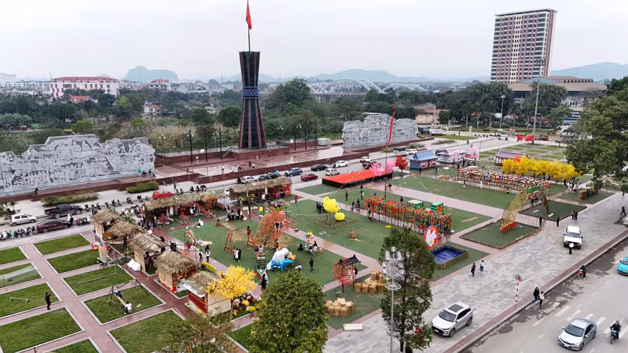 Không gian tết xưa với đa dạng các trò chơi dân gian tại Quảng trường Võ Nguyên Giáp.