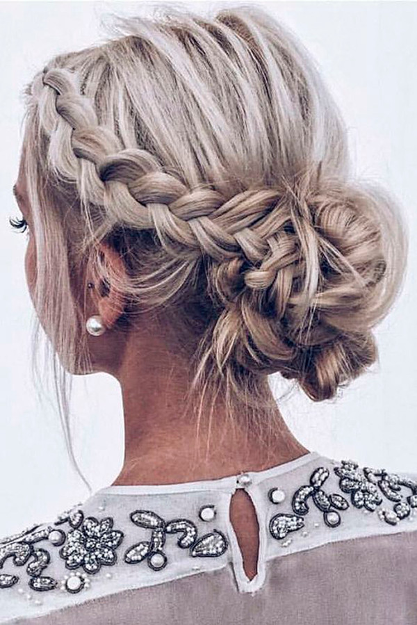 7 kiểu tóc sang trọng cho nàng dự tiệc tối ảnh 2 Nếu có mái tóc dài, bạn có thể tết hai lọn bên mai rồi búi lại phía sau gáy.