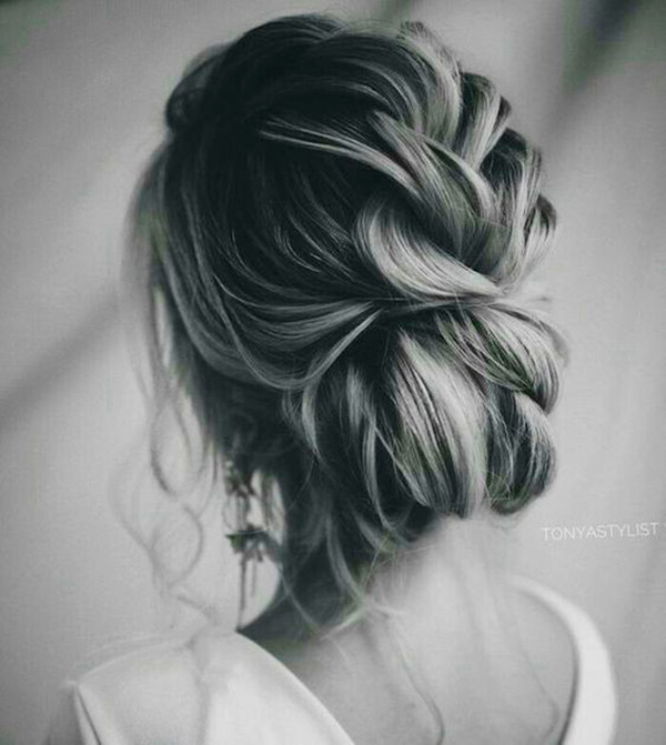7 kiểu tóc sang trọng cho nàng dự tiệc tối ảnh 1 Tóc tết múi to búi thấp phía sau gáy vừa đơn giản vừa sang trọng.