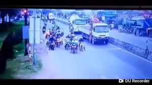 Kinh hoàng khoảnh khắc xe container tông vào đoàn người dừng đèn đỏ