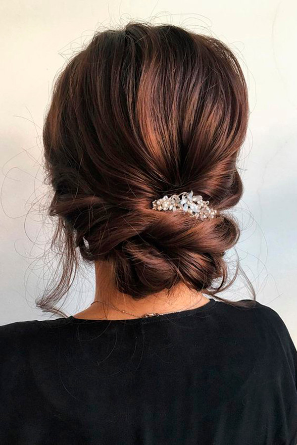 7 kiểu tóc sang trọng cho nàng dự tiệc tối ảnh 7 Tóc buộc thắt nút thấp phía sau gáy hợp với những nàng chuộng phong cách sang trọng, lịch thiệp.