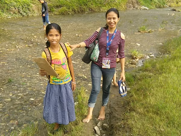 hoang hon khi thay co gai tre moc tay va chan tren bung hinh anh 3