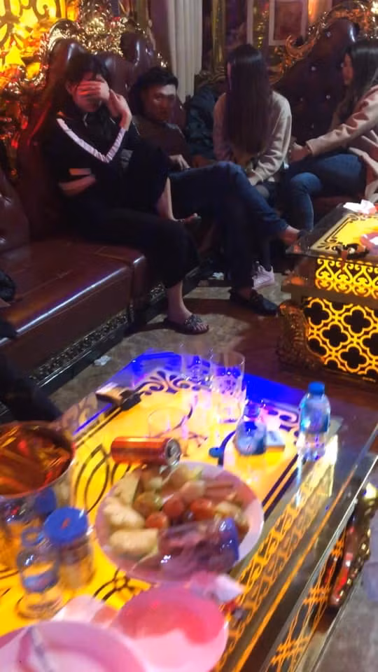 Hiện trường phòng hát 202 của quán karaoke Bảo Trang thời điểm cảnh sát kiểm tra hành chính.