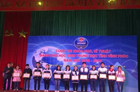 Nhóm học sinh Trường THPT Đội Cấn, huyện Vĩnh Tường, tỉnh Vĩnh Phúc (Đạt giải Nhất cấp Tỉnh Vĩnh Phúc năm 2018, được chọn dự thi cấp Quốc gia năm 2019) Nhóm học sinh Trường THPT Đội Cấn, huyện Vĩnh Tường, tỉnh Vĩnh Phúc (Đạt giải Nhất cấp Tỉnh Vĩnh Phúc năm 2018, được chọn dự thi cấp Quốc gia năm 2019)