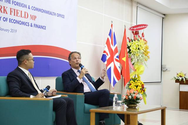 Nghị sỹ Mark Field trao đổi với sinh viên UEF Nghị sỹ Mark Field trao đổi với sinh viên UEF