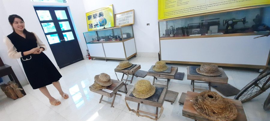Những chiếc mũ rơm mà học sinh miền Bắc thường sử dụng trong thời kỳ kháng chiến chống đế quốc Mỹ xâm lược (1954-1975). Những chiếc mũ rơm mà học sinh miền Bắc thường sử dụng trong thời kỳ kháng chiến chống đế quốc Mỹ xâm lược (1954-1975).