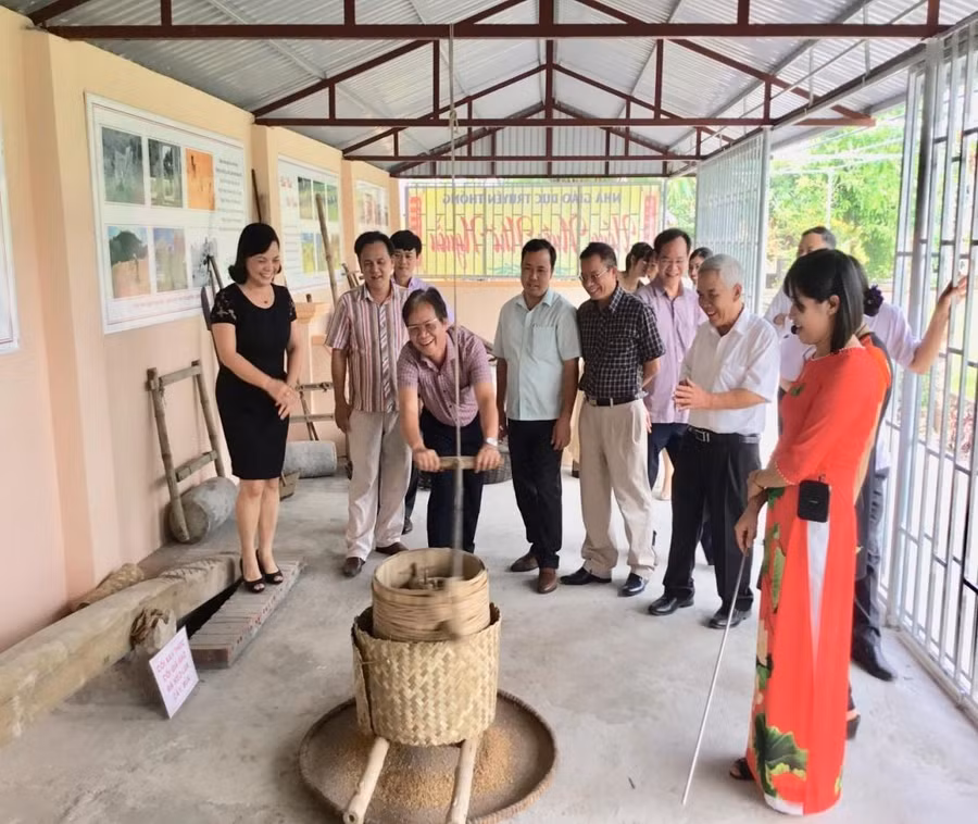 Lãnh đạo Sở GD&amp;ĐT Nam Định đã tới thăm quan và trải nghiệm một số hoạt động khi bảo tàng mới được xây dựng.