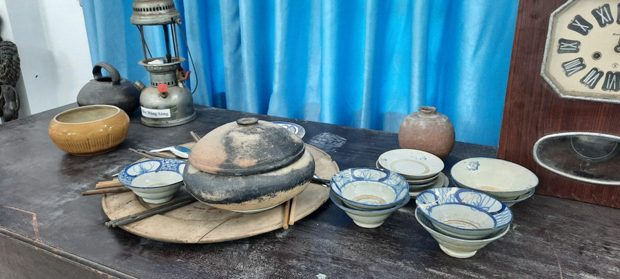 Chiếc ấm đất nung, cái niễn, đèn măng xông và bộ mâm bát của thời bao cấp được xuất hiện trong phòng Văn - Sử - Địa. Chiếc ấm đất nung, cái niễn, đèn măng xông và bộ mâm bát của thời bao cấp được xuất hiện trong phòng Văn - Sử - Địa.