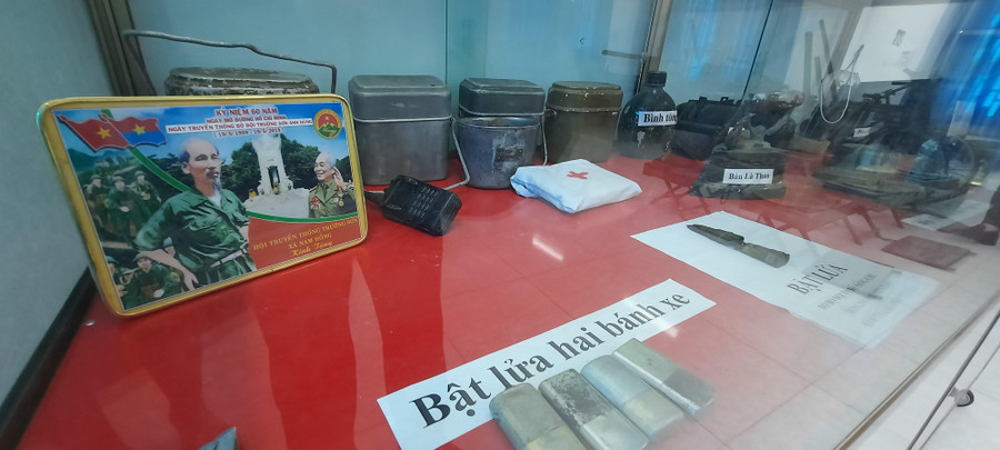 Một số vật dụng mà bộ đội ta tái chế từ vật liệu có sẵn ngay tại chiến trường cùng bức ảnh chụp Bác Hồ và Đại tướng Võ Nguyên Giáp. Một số vật dụng mà bộ đội ta tái chế từ vật liệu có sẵn ngay tại chiến trường cùng bức ảnh chụp Bác Hồ và Đại tướng Võ Nguyên Giáp.