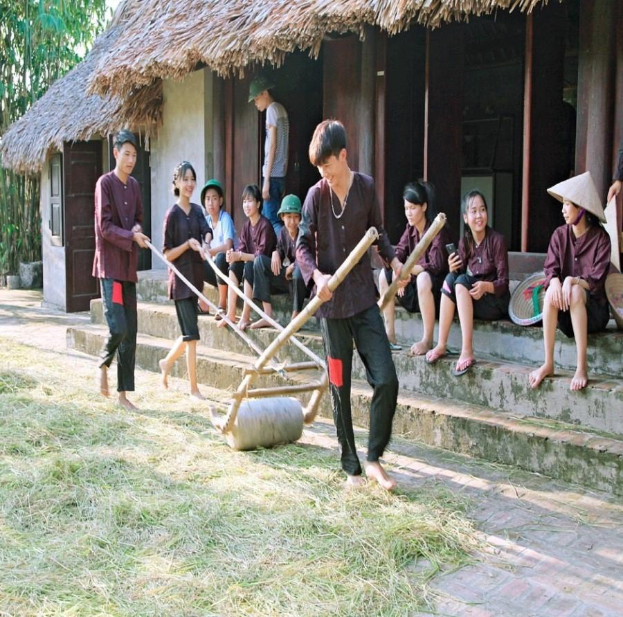 Học sinh được trải nghiệm cảm giác sử dụng đá kéo lúa thời xưa và tỏ ra khá thích thú. Học sinh được trải nghiệm cảm giác sử dụng đá kéo lúa thời xưa và tỏ ra khá thích thú.
