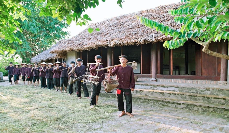 Hình ảnh những bác nông dân quần nâu áo vải, vai mang các vật dụng quen thuộc của nhà nông như cày, bừa, liềm, cuốc... được học sinh Trường THPT Quang Trung tái hiện sinh động tại Bảo tàng truyền thống ngay trong khuôn viên trường.