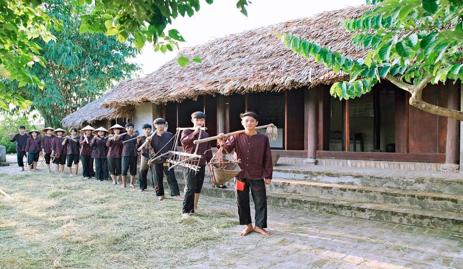 Hình ảnh những bác nông dân quần nâu áo vải, vai mang các vật dụng quen thuộc của nhà nông như cày, bừa, liềm, cuốc... được học sinh Trường THPT Quang Trung tái hiện sinh động tại Bảo tàng truyền thống ngay trong khuôn viên trường.