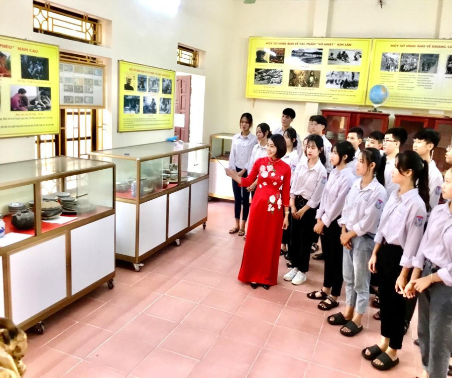 Cô trò cùng nhau tìm hiểu về những vật dụng xưa cũ để hiểu hơn về văn hóa, truyền thống cha ông. Cô trò cùng nhau tìm hiểu về những vật dụng xưa cũ để hiểu hơn về văn hóa, truyền thống cha ông.
