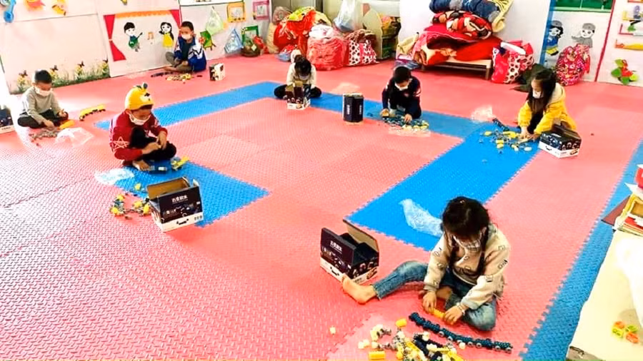 Những món quà nhỏ được các thầy cô cùng các nhà hảo tâm gửi tặng