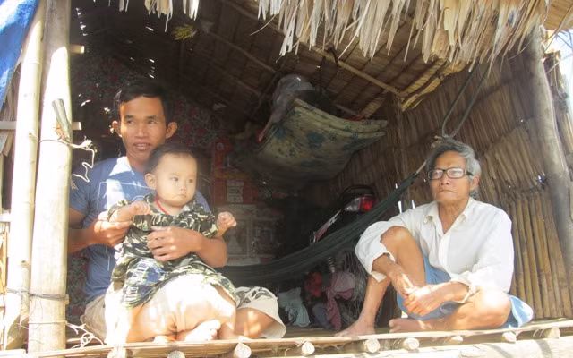 Gia đình này có hai thế hệ sống chung trong cái chòi dựng trên sông.
