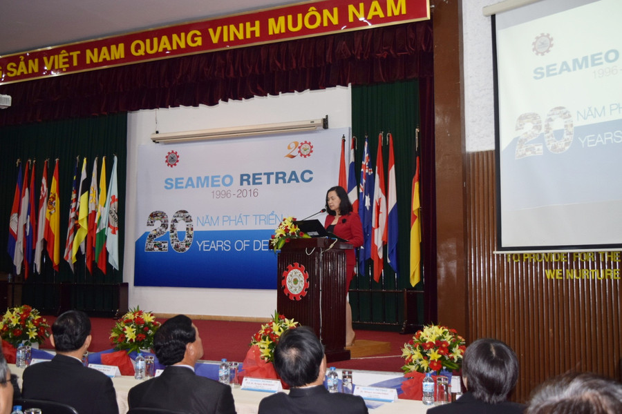 TS Hồ Thanh Mỹ Phương - Giám đốc Trung tâm SEAMEO RETRAC báo cáo tại lễ kỉ niệm