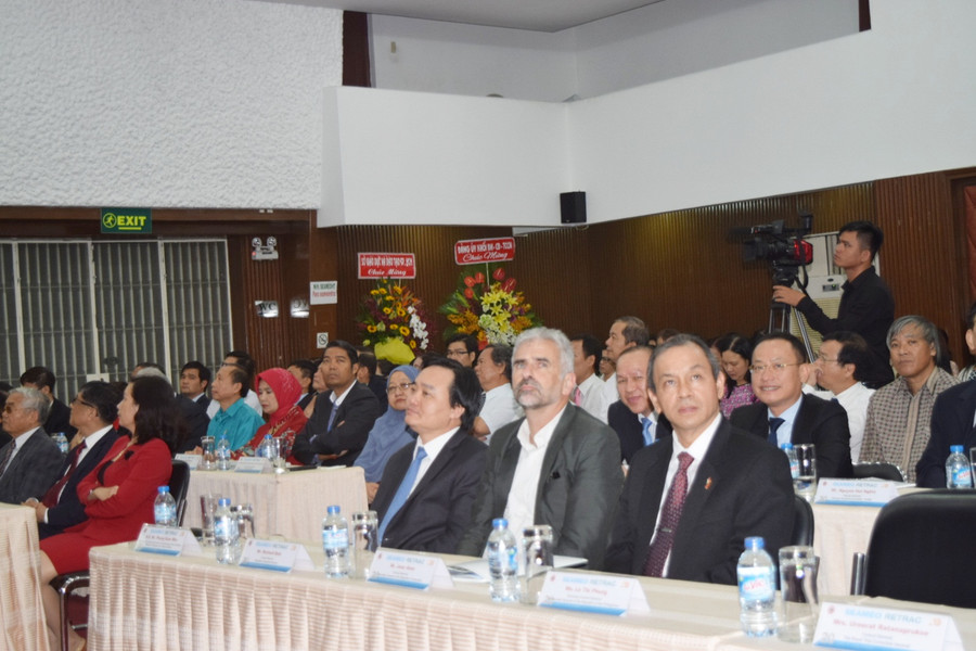 Bộ trưởng Bộ GD&ĐT Phùng Xuân Nhạ (thứ ba từ phải sang) tại lễ kỉ niệm