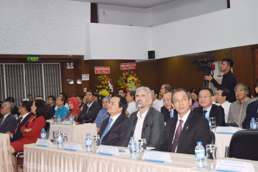 Bộ trưởng Bộ GD&ĐT Phùng Xuân Nhạ (thứ ba từ phải sang) tại lễ kỉ niệm