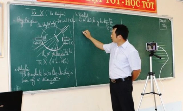 Thầy Quý trong một tiết dạy học tại trường gần đây.