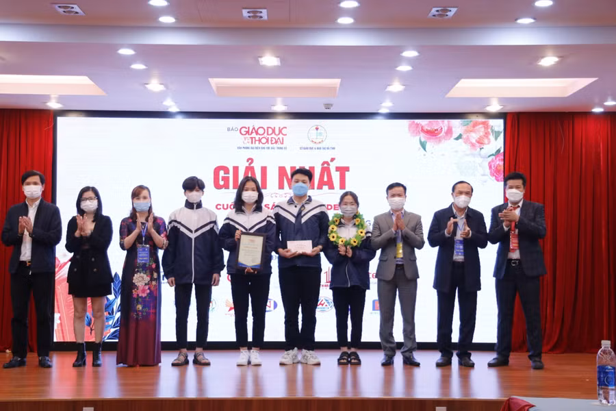 Lãnh đạo Tỉnh, lãnh đạo Sở GD&ĐT, lãnh đạo Báo GD&TĐ trao giải Nhất cho các tác giả.