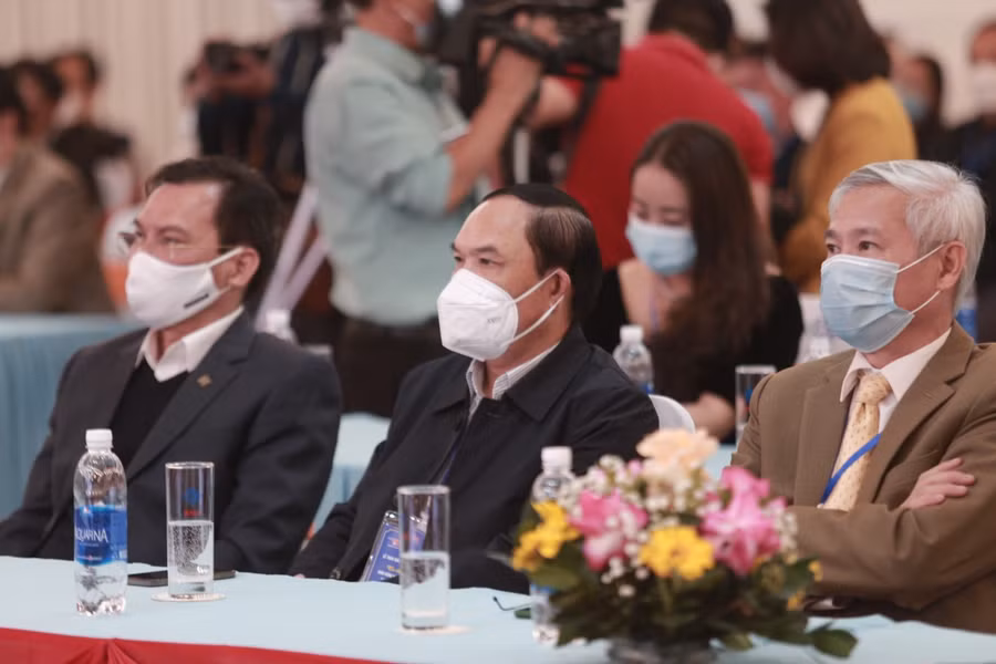 Từ trái qua phải: ông Lê Đức Thắng, Chủ tịch Hiệp hội Doanh nghiệp tỉnh; ông Võ Hồng Hải - Trưởng Ban Tổ chức Tỉnh ủy; ông Đoàn Đình Anh - Chủ tịch Hội khuyến học tỉnh.