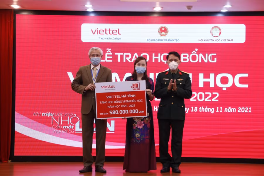 Trung tá Nguyễn Văn Hoàng - Phó giám đốc chi nhánh Viettel Hà Tĩnh (thuộc Tập đoàn Viễn thông Quân đội) trao biểu trưng cho Hội khuyến học tỉnh.