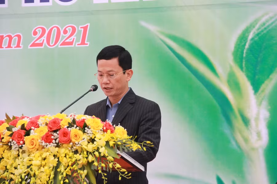 Ông NguyễnTrọng Hiếu - Chủ tịch UBND thành phố Hà Tĩnh phát biểu tại buổi lễ phát động trồng cây xanh.