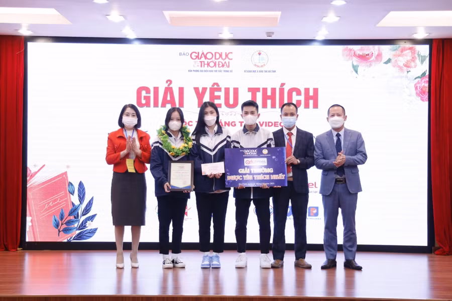 Trao giải Yêu thích cho nhóm tác giả.