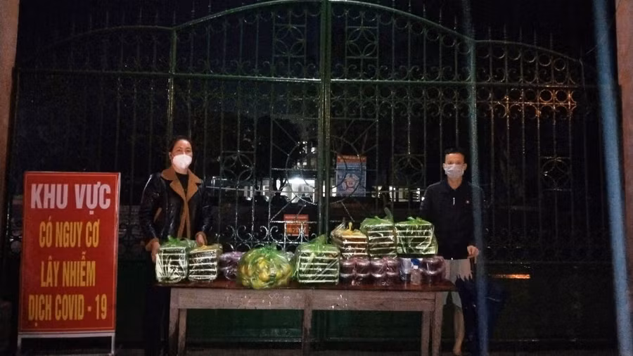 Những bữa cơm ấm tình người dân gửi đến giáo viên, học sinh đang cách ly tại Trường THPT Kỳ Anh.