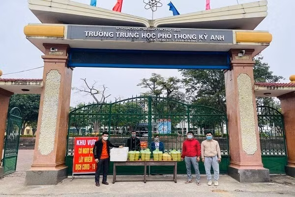 Các đoàn tình nguyện tại Trường THPT Kỳ Anh.