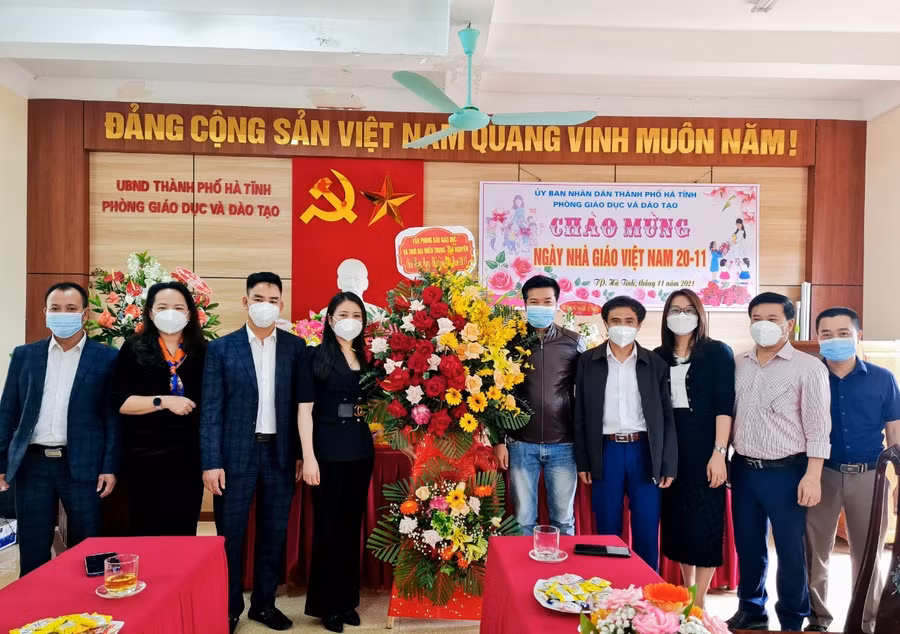 VP Báo chúc mừng Phòng GD&amp;ĐT thành phố Hà Tĩnh.