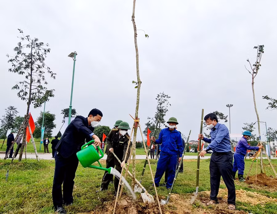 Lãnh đạo thành phố tham gia trồng cây trong buổi lễ phát động sáng nay tại Công viên trung tâm.